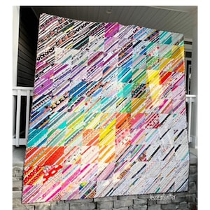 Puede incluir: Un edredón de cuerdas de retazos colorido con un patrón de rayas diagonales. El edredón presenta una variedad de colores, incluyendo rojo, amarillo, azul y morado. El texto "JessicaQuilter" está en la parte superior y "Selvage String Quilt" en la inferior.