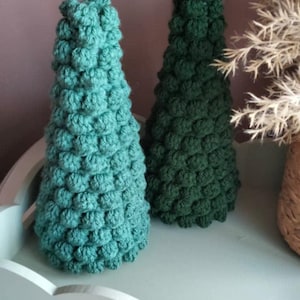 Set van 2 gebobbelde gehaakte kerstboomversieringen in donkergroen en lichtgroen