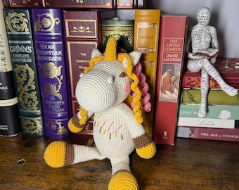 Unicornio de peluche de ganchillo hecho a mano • Animal de peluche amigurumi • Decoración infantil caprichosa • Lindo regalo para baby shower • Juguete suave para amantes de los unicornios