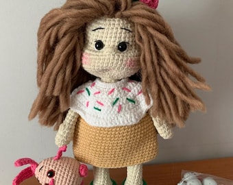 Muñeca de Pascua tejida a crochet hecha a mano con un huevo rosa, amigurumi, peluche, regalo de Pascua