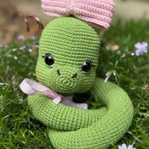Charming Crochet Green Snake with Pink Bow and Flexible Design, Handmade Toy, Amigurumi