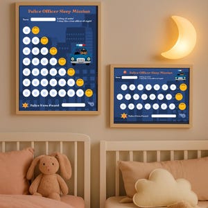 Può includere: Due stampe incorniciate a tema polizia. La stampa più grande presenta uno sfondo blu con una grafica di auto della polizia e il testo "Police Officer Sleep Mission". La stampa più piccola ha un design simile. Una luce a forma di mezzaluna è sul muro.