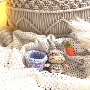 Könnte beinhalten: Rustikales Holzschild mit dem weißen Schriftzug "Welcome to our home". Das Schild hat eine Used-Optik und ein schlichtes, einladendes Design, ideal für Veranda oder Eingangsbereich.