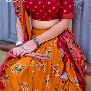 Reines Kalamkari Lehenga-Set für Frauen mit einem Crop-Top mit handbemaltem Design, perfekt für Hochzeiten in den USA im Lehenga-Choli-Stil
