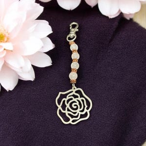 Handgemachter Rosenquarz-Kristall-Schlüsselanhänger mit silbernem Rosen-Charm | Love & Healing Edelstein-Taschenanhänger | Weibliches Geschenk für sie | Selbstliebe-Kristall