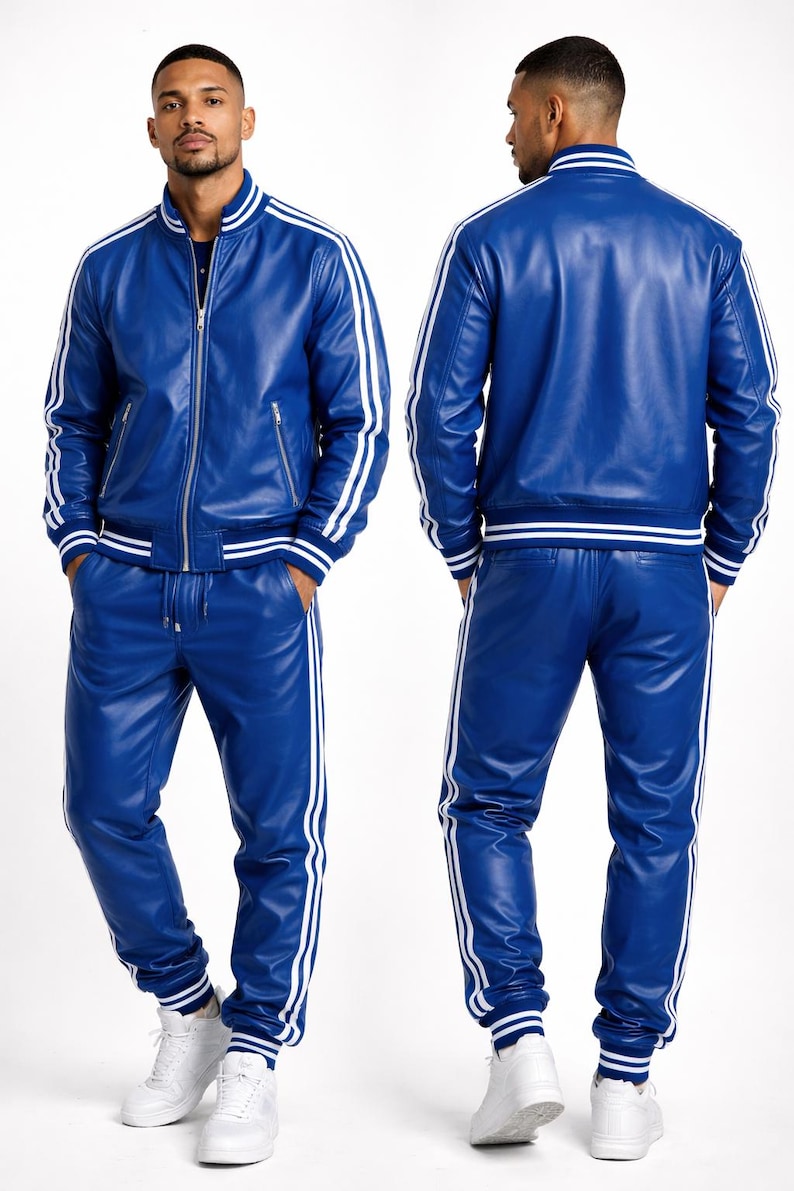 Puede incluir: Un ch&aacute;ndal de cuero azul con una chaqueta con cremallera y pantalones a juego, ambos con rayas blancas. La chaqueta tiene cuello y pu&ntilde;os de canal&eacute;. El modelo lleva zapatillas blancas.