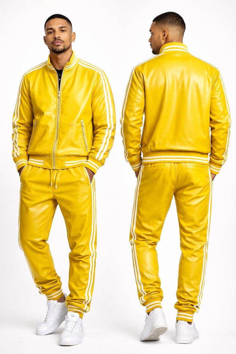 Puede incluir: Ch&aacute;ndal de cuero amarillo con rayas blancas. La chaqueta tiene cierre de cremallera y el pantal&oacute;n tiene cord&oacute;n. El conjunto se combina con zapatillas blancas. El modelo est&aacute; de pie frente a un fondo blanco.