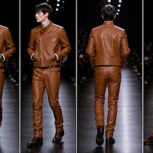 Könnte beinhalten: Braune Lederjacke mit Reißverschluss und passender brauner Lederhose. Die Jacke hat einen Stehkragen und Taschen. Die Hose ist mit einem Gürtel und Taschen ausgestattet. Das Outfit wird mit braunen Lederstiefeln getragen.