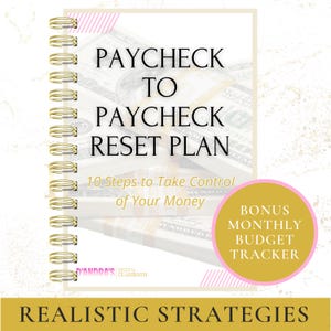 Könnte beinhalten: Ein spiralgebundener Planer mit dem Titel PAYCHECK TO PAYCHECK RESET PLAN und dem Untertitel 10 Steps to Take Control of Your Money. Er hat eine goldene Spirale, einen rosa Kreis mit dem Text BONUS MONTHLY BUDGET TRACKER und REALISTIC STRATEGIES.