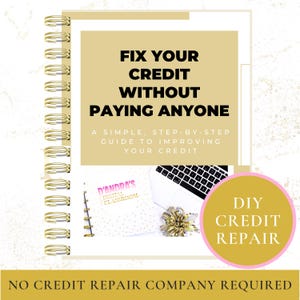 Op de afbeelding: Een spiraalgebonden gids getiteld FIX YOUR CREDIT WITHOUT PAYING ANYONE, met een goudkleurige omslag, een laptop en een notitieboekje met het label D'ANDRA'S DIGITAL CLASSROOM. Een ronde badge vermeldt DIY CREDIT REPAIR en de onderste tekst luidt NO CREDIT REPAIR COMPANY REQUIRED.