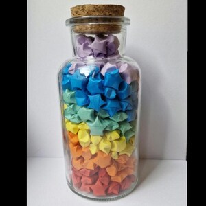 Glas mit Origami-Glückssternen