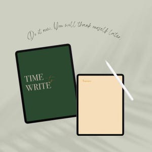 Könnte beinhalten: Zwei digitale Tablets, eines mit grünem Hintergrund und dem Text "TIME to WRITE" und das andere mit beigefarbenem Hintergrund und dem Text "To-Do List". Ein weißer Stift befindet sich auf der rechten Seite des Bildes.