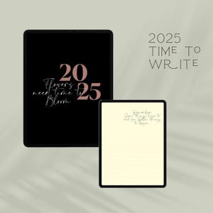 Könnte beinhalten: Ein schwarzes digitales Tablet mit einem rosa und weißen Design, auf dem "2025 Flowers need time to Bloom" steht. Neben dem ersten Tablet ist ein zweites Tablet mit cremefarbenem Hintergrund und liniertem Papier zu sehen. Der Text "2025 Time to Write" wird über den Tablets angezeigt.