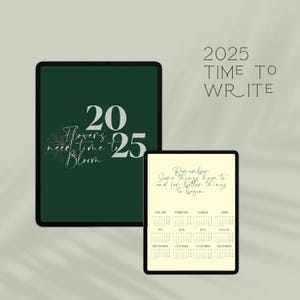 Könnte beinhalten: Ein digitaler Planer mit grünem Hintergrund und dem Text "2025 Flowers need time to Bloom" in Weiß. Der Planer enthält auch einen Kalender für das Jahr 2025 mit dem Text "Denken Sie daran, manche Dinge müssen enden, damit bessere Dinge beginnen können."
