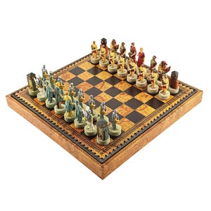 Italiaans schaakspel Grieken versus Romeinen – handgeschilderde harsstukken en leren bordkaart – 35 x 35 cm – gemaakt in Italië