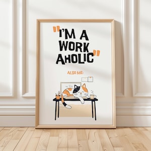 Könnte beinhalten: Ein weißer Hintergrund mit einem braunen Rahmen um ein weißes Poster mit schwarzem Text, der "Ich bin ein Workaholic" und "Auch ich:" sagt, mit einer Cartoon-Darstellung einer Katze, die auf einem Laptop auf einem Schreibtisch mit einer Kaffeetasse und Bleistiften schläft.