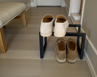 Industrielles Metall-Schuhregal - 2-Tier-Schwarzstahl-Organizer für Eingangsbereich oder Schrank