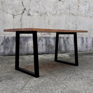 Patas de mesa de metal industrial, base de acero trapezoidal para comedor y oficina, estructura de mesa moderna y resistente.