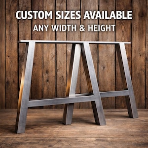 Puede incluir: Dos patas de mesa de metal plateado con diseño en forma de A. Las patas se muestran sobre un fondo de madera. El texto "CUSTOM SIZES AVAILABLE ANY WIDTH & HEIGHT" se muestra en blanco en la parte superior de la imagen.