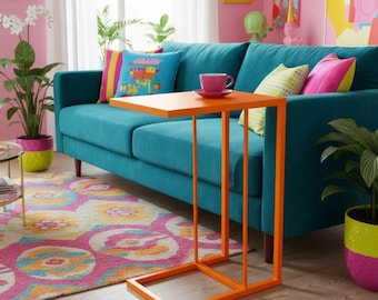 Orangefarbener Metall-C-Tisch - Dopamin-Dekor-Beistelltisch, verspielter moderner Sofatisch für farbenfrohe Interieurs