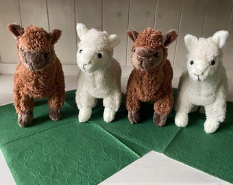 Alpaka Plüschtier in braun oder weiß 20 cm hoch nachhaltige Füllung aus Resyclingmaterial