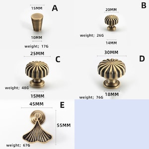 Op de afbeelding: Een collectie antieke messing kastbeslagen. De afbeelding toont vijf verschillende stijlen knoppen en handgrepen, waaronder een cilindrische knop, een gefreesde knop en een ginkgo bladgreep. Afmetingen in millimeters.