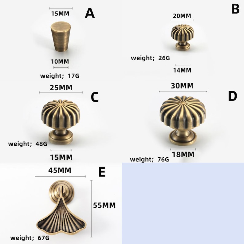 Op de afbeelding: Een collectie antieke messing kastbeslagen. De afbeelding toont vijf verschillende stijlen knoppen en handgrepen, waaronder een cilindrische knop, een gefreesde knop en een ginkgo bladgreep. Afmetingen in millimeters.