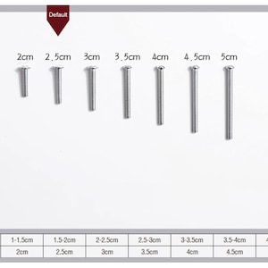 Op de afbeelding: Een verzameling zilverkleurige schroeven van verschillende lengtes, vari&euml;rend van 2 cm tot 5 cm, weergegeven tegen een witte achtergrond. De afbeelding bevat een tabel met schroefdikte en lengtematen in centimeters. Het woord "Default" staat bovenaan.