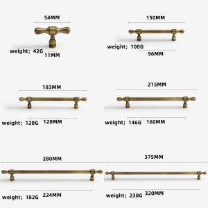 Op de afbeelding: Een verzameling antieke messing kastknoppen en -grepen. De afbeelding toont verschillende maten, waaronder een knop van 54 mm lang en grepen van 150 mm tot 375 mm. De gewichten vari&euml;ren van 42g tot 238g.