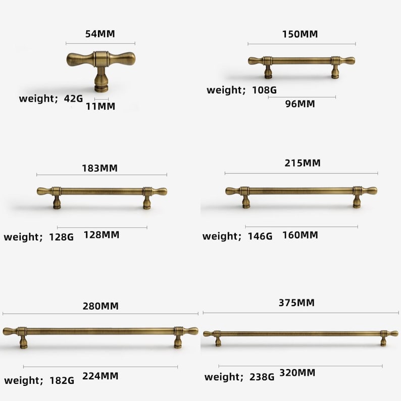 Op de afbeelding: Een verzameling antieke messing kastknoppen en -grepen. De afbeelding toont verschillende maten, waaronder een knop van 54 mm lang en grepen van 150 mm tot 375 mm. De gewichten vari&euml;ren van 42g tot 238g.