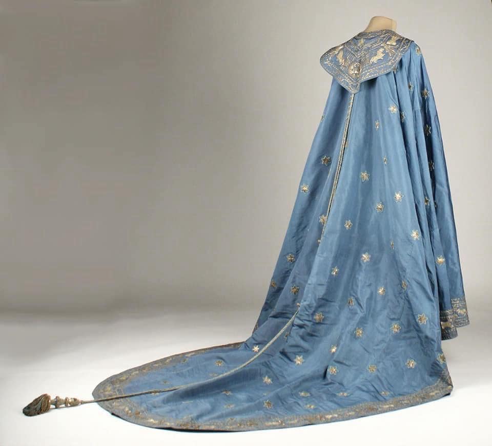 Customized Royal Blue Embroidered Velvet Cloak Gold Star Detailing Vintage-Inspired Opera Cape Long Train Embroidered Cape Gala Event Outfit