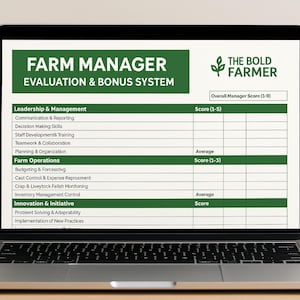 Puede incluir: Una computadora portátil muestra un documento "Farm Manager Evaluation & Bonus System". El documento presenta una tabla verde y blanca con secciones para Liderazgo y Gestión, Operaciones Agrícolas e Innovación e Iniciativa, con secciones de puntuación. El logotipo de The Bold Farmer está en la parte superior derecha.