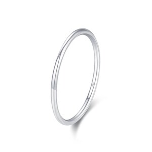Peut inclure: Une bague simple en argent avec une finition lisse et polie.