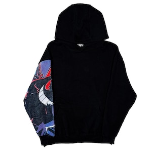 Puede incluir: Una sudadera negra con capucha que presenta un gran estampado gráfico colorido en la manga derecha. El diseño muestra un personaje estilizado con detalles en rojo, azul y blanco, incluyendo una prominente sonrisa blanca. Tiene bolsillo frontal.