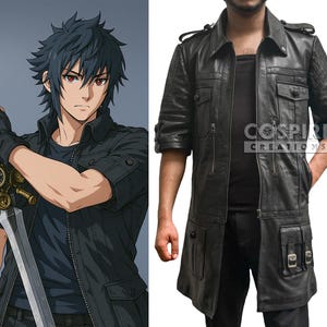Könnte beinhalten: Schwarze Lederjacke mit mehreren Taschen, Reißverschlüssen und einem Kragen. Die Jacke hat kurze Ärmel und wird von einer Person getragen. Der Text "COSPIRE CREATIONS" ist auf der Jacke zu sehen.