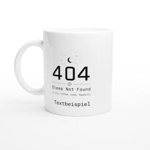 Könnte beinhalten: Ein weißer Keramikbecher mit einer schwarzen Grafik, die einen Halbmond und Sterne über dem Text 404 Sleep Not Found zeigt. Darunter steht der Text // Try: Coffee, Code, Repeat(); gefolgt von dem Wort Textbeispiel in einer einfachen serifenlosen Schrift.