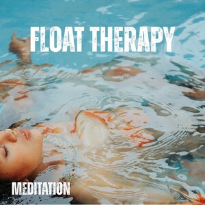 Puede incluir: Una persona flota en una piscina de agua, con los ojos cerrados, con el texto "FLOAT THERAPY MEDITATION" encima de ella.