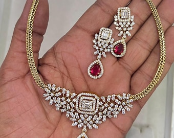 Bruidsketting met matte gouden afwerking en CZ-diamanten, inclusief bijpassende oorbellen.