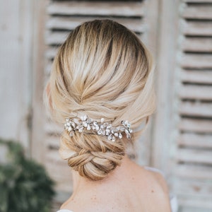 Accesorios para el cabello de novia, tocado de novia Danielle Enredadera de pelo de flor con cuentas a mano en plata u oro con diamantes de imitación transparentes u ópalos imagen 1