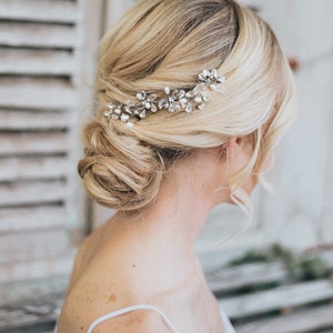 Accesorios para el cabello de novia, tocado de novia Danielle Enredadera de pelo de flor con cuentas a mano en plata u oro con diamantes de imitación transparentes u ópalos imagen 3