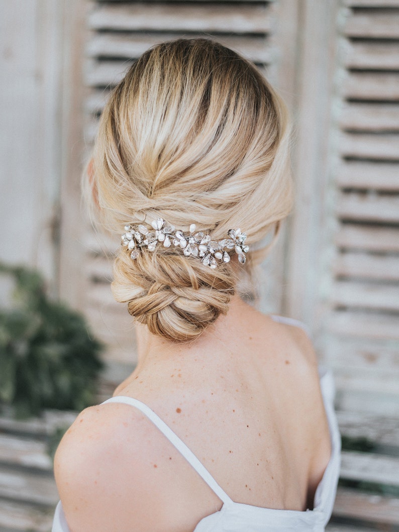 Accesorios para el cabello de novia, tocado de novia Danielle Enredadera de pelo de flor con cuentas a mano en plata u oro con diamantes de imitación transparentes u ópalos imagen 1