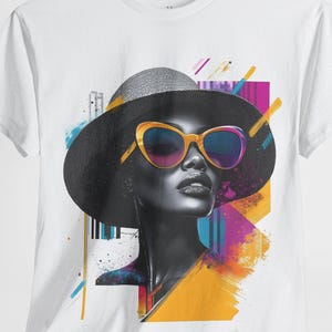 ポップアートの黒人女性ファッションTシャツ、ストリートウェアグラフィックTシャツ、大胆な都会的なステートメントシャツ、カラフルなアイコニックTシャツ、鮮やかな美的トップス