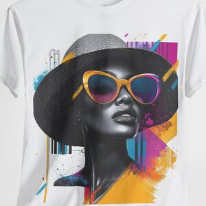 Pop-art zwarte vrouw mode T-shirt, streetwear graphic T-shirt, gedurfd stedelijk statement shirt, kleurrijk iconisch T-shirt, levendige esthetische top