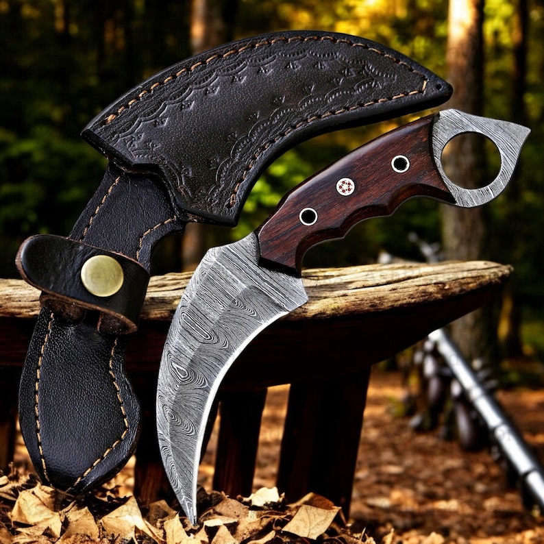 Pu&ograve; includere: Un coltello karambit curvo con una lama a motivi e un manico in legno scuro. Il coltello &egrave; abbinato a un fodero in pelle nera. L'impugnatura presenta elementi metallici decorativi. La lama ha un motivo ondulato unico.