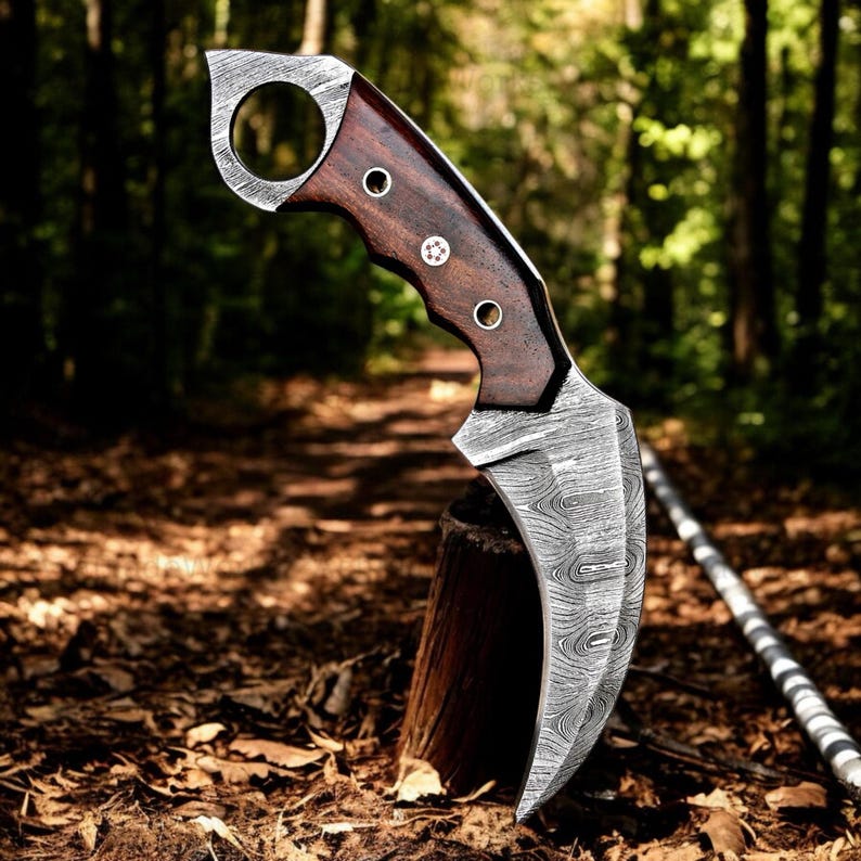 Pu&ograve; includere: Un coltello curvo con manico in legno scuro e lama in acciaio a motivi. L'impugnatura ha un foro per le dita ed &egrave; fissata con rivetti. La lama &egrave; curva e presenta un motivo strutturato. Il coltello &egrave; ambientato su uno sfondo sfocato di foresta.