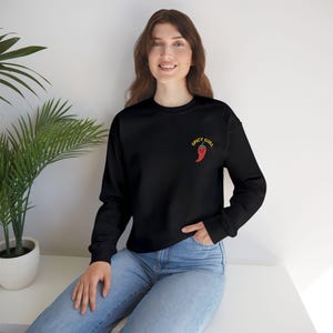 スパイシーガール スウェットシャツ - キュートなチリペッパー刺繍クルーネック - 自信のある女性へのミニマルで面白いギフト - 美しいワークウェア、レディース