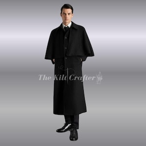 Puede incluir: Un abrigo largo negro de lana con capa, abotonadura frontal y bolsillos. El abrigo llega hasta los tobillos. Se lleva con camisa blanca y corbata negra. El texto "The Kilt Crafter" es visible.
