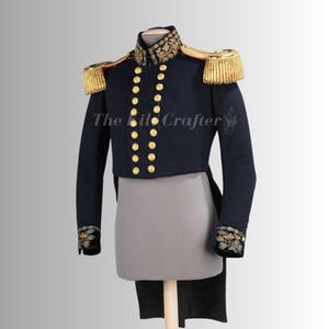 Może przedstawiać: Granatowa kurtka wojskowa ze złotymi akcentami, w tym epoletami, guzikami i haftami. Kurtka ma wysoki kołnierz i krój fraka. Na kurtce widoczny jest napis "The Kil Crafter".