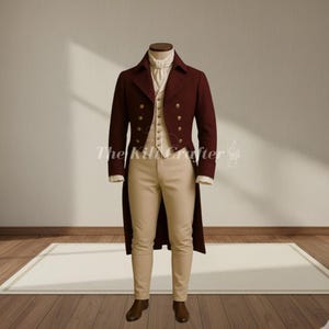 Könnte beinhalten: Ein burgunderfarbener Gehrock mit goldenen Knöpfen, kombiniert mit einer cremefarbenen Weste und Hose. Das Outfit umfasst eine weiße Krawatte und Manschetten. Das Ensemble wird auf einer Schaufensterpuppe präsentiert und zeigt historische formelle Kleidung.