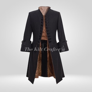 Puede incluir: Un abrigo largo gris oscuro con un corte a medida, con una parte delantera abotonada y puños decorativos. El abrigo tiene un forro en contraste de color marrón claro y está abierto para revelar el interior. El texto "The Kilt Crafter" es visible.